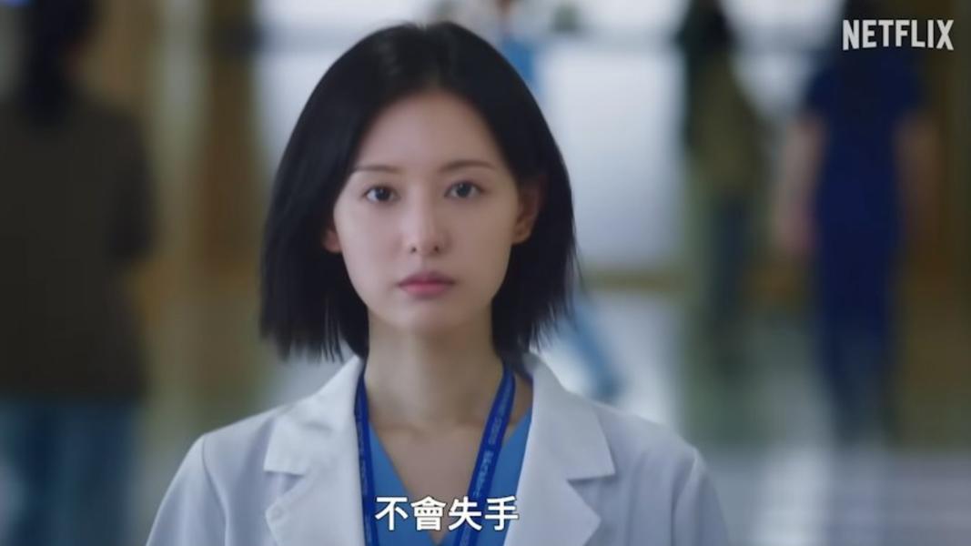 預告片中,桂秀晶身穿白袍,並冰冷吐出經典名言「我,從來,不會失手」。(圖/翻攝自NETFLIX)