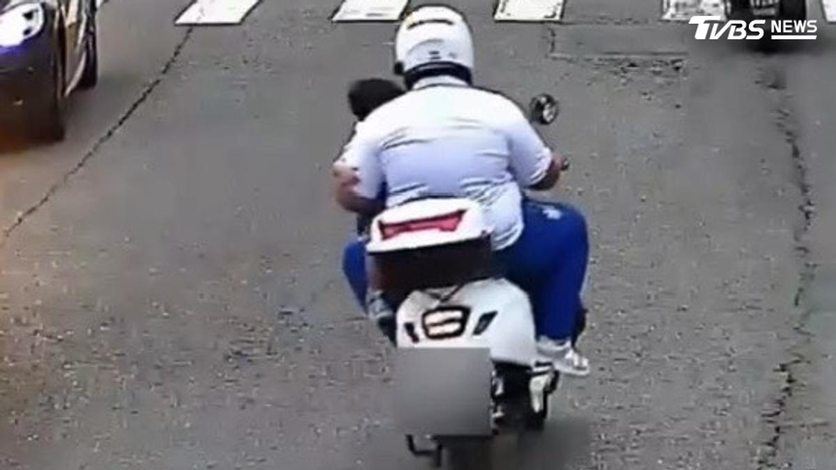 幼童坐腿上單手騎車!高雄家長宛如「秀特技」 網傻眼:地獄開局