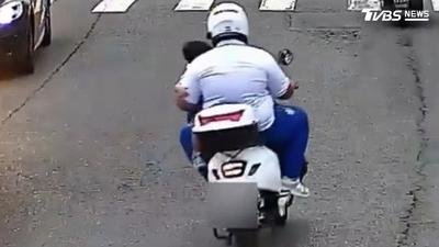 幼童坐腿上單手騎車!高雄家長宛如「秀特技」 網傻眼:地獄開局