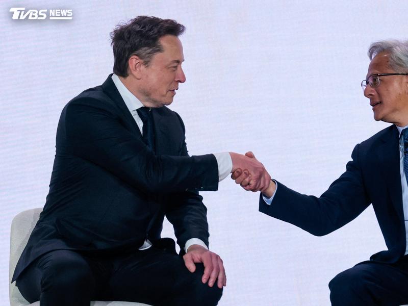 全球首富馬斯克(Elon Musk)押注輝達執行長黃仁勳,SpaceX計畫籌資400億美金買輝達晶片。(圖/達志影像路透社)