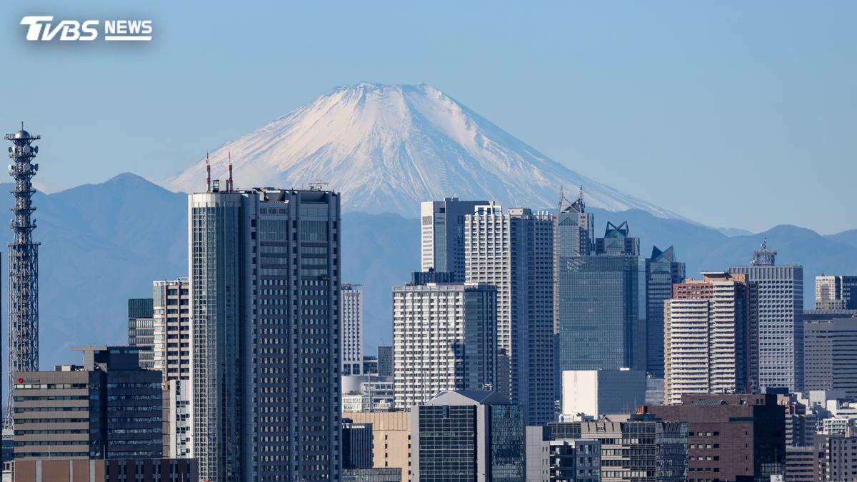 住進富士山頂17年!攝影師鏡頭下的雲端日出與極限氣候