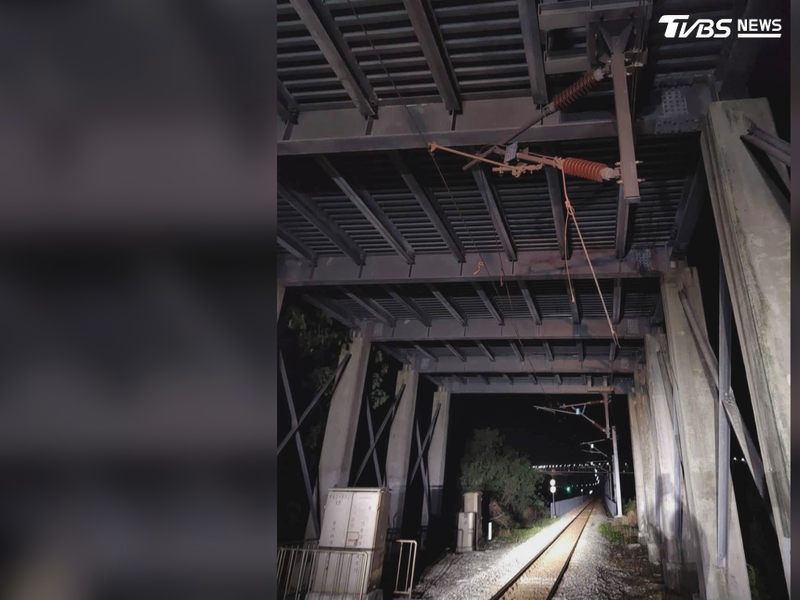 南迴線電車線冒火花!新自強號集電弓損毀 4列車延誤逾3小時(圖/TVBS)