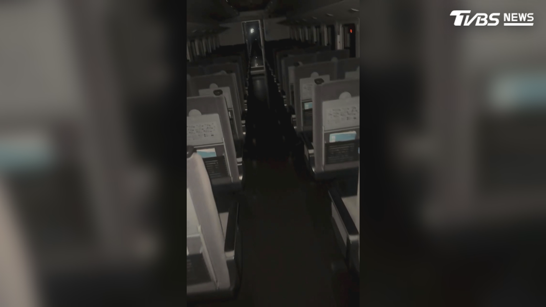 列車行駛到一半突然無預警斷電,車廂內空調全數關閉,讓乘客傻眼不已(圖/TVBS)