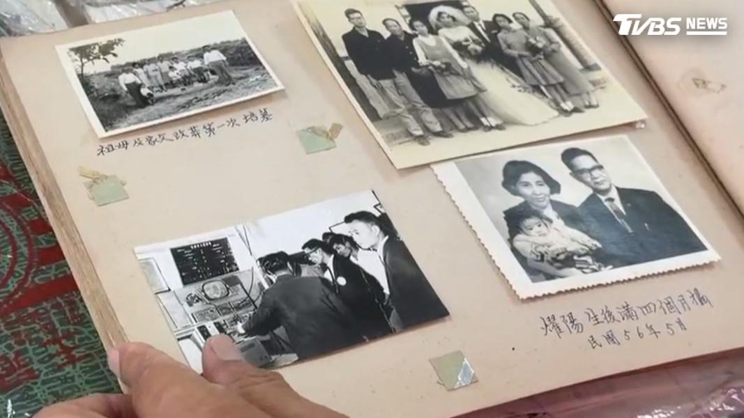 這本民國50幾年的「寫真帖」,泛黃的圖紙上貼滿黑白老照片,保存狀況相當良好。(圖/TVBS)