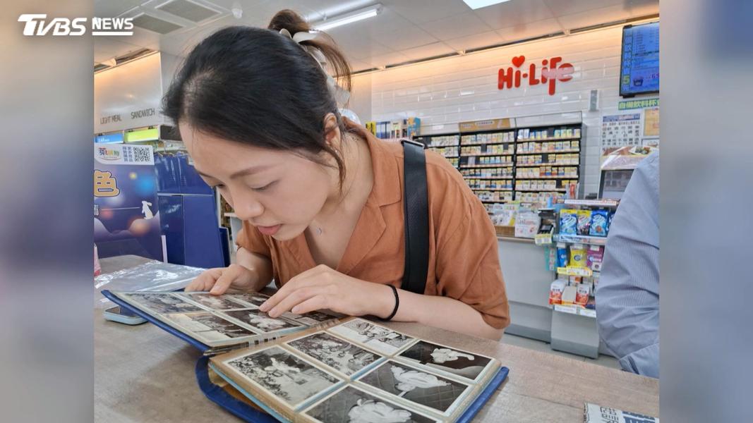 孫女和媽媽6日下午從北部南下到高雄湖內尋根,翻閱相簿時邊看邊流淚,因為這本相簿已在外流浪30年。(圖/TVBS)