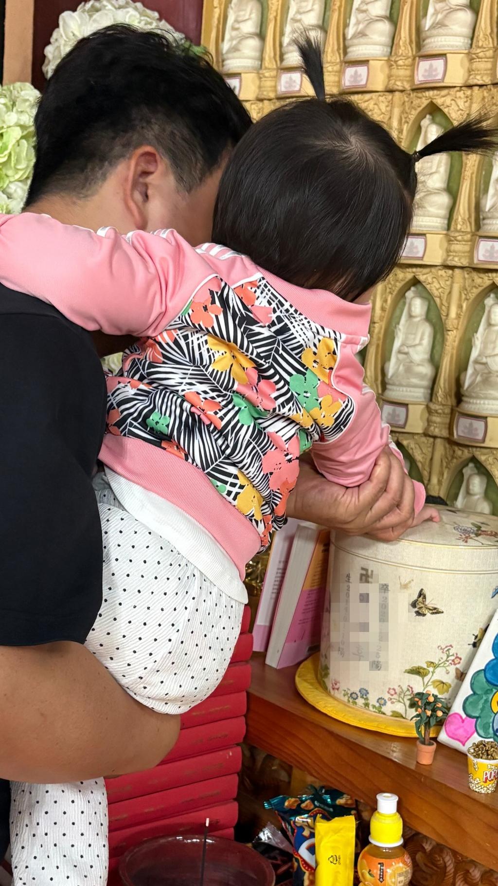 成賢珠後來生下女兒，爸爸抱著妹妹去見哥哥。（圖／翻攝自韓網）