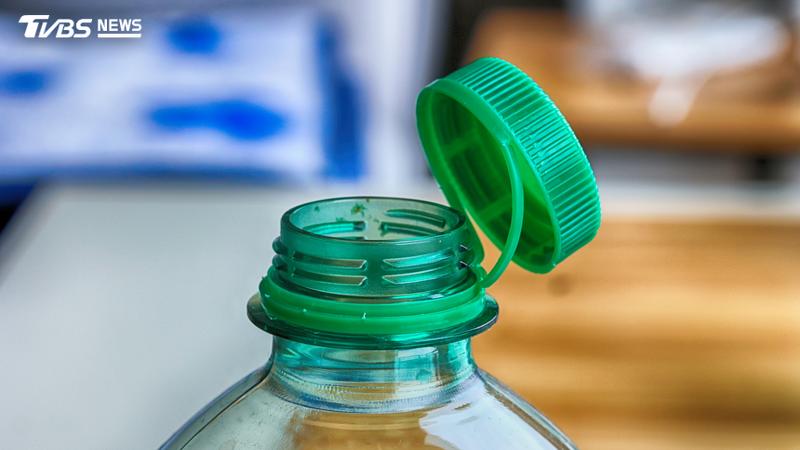 寶特瓶蓋側面有一道明顯短線。(示意圖/shutterstock達志影像)