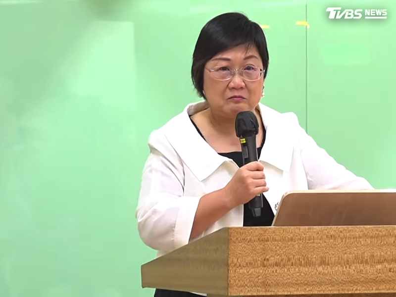 僑委會委員長徐佳青因家人隨行出訪及公務資源使用爭議,今(7)日親上火線舉行記者會說明,並宣布即日起請辭委員長。(圖/TVBS)