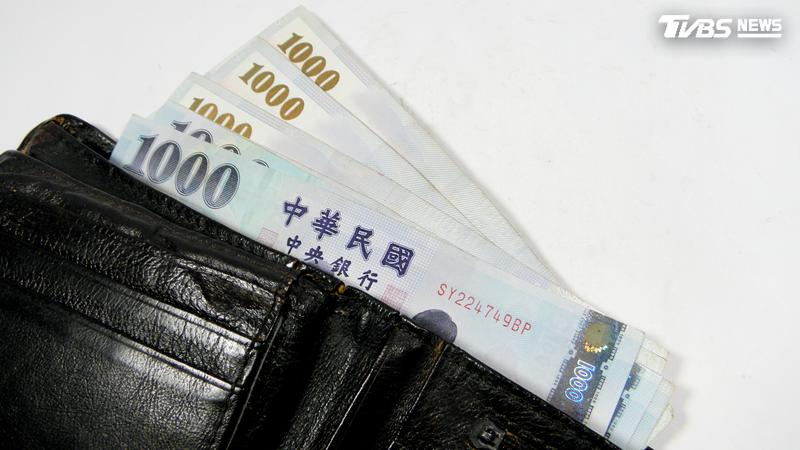 一名網友相當猶豫是否能無腦入0050。
(圖/Shutterstock達志影像)