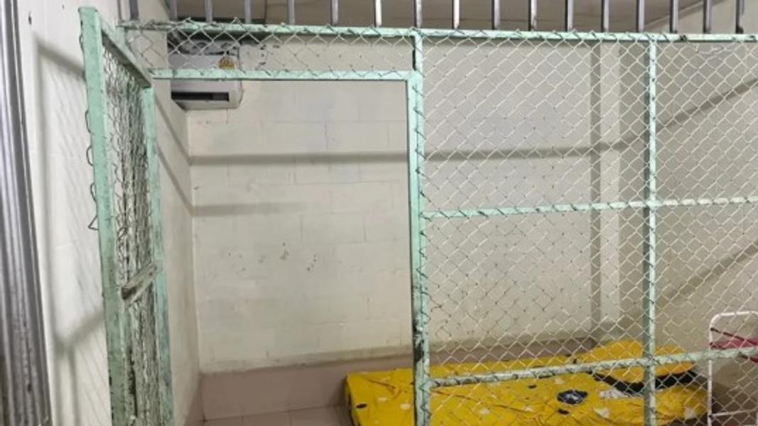 調查人員發現,該精神療養院的居住環境惡劣,房間還被金屬柵欄隔開,柵欄頂端裝有鐵絲網。(圖/翻攝 The Sun)