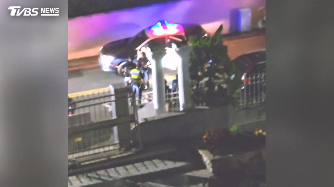 酒後散步爆衝突!2男與親友大打出手 警到場竟遭攻擊強勢壓制(圖/TVBS)