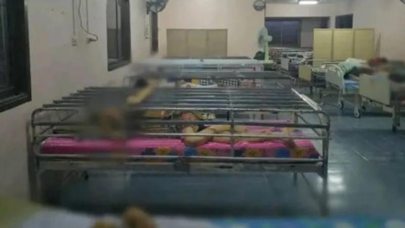 泰國一家精神療養院爆出虐待,不少病患睡在狹窄的「鐵籠床」,被上銬、強迫吞藥。(圖/翻攝 The Sun)