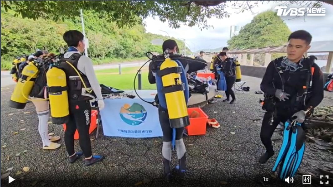 「潛海戰將」清漁網。(圖/TVBS)