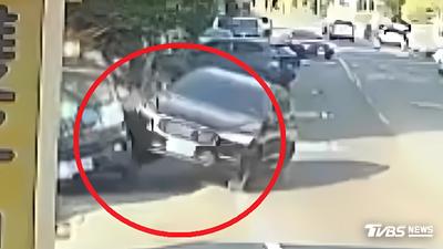 彰化「瑞典坦克」起步失控 猛撞路人拖行骨裂、衝撞3車驚悚畫面曝