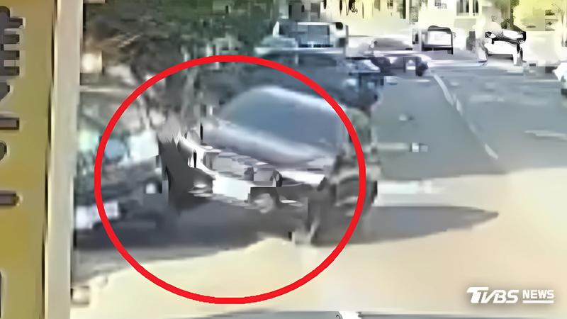 彰化洪女駕車失控連撞1人、3車,畫面驚險。(圖/民眾提供)