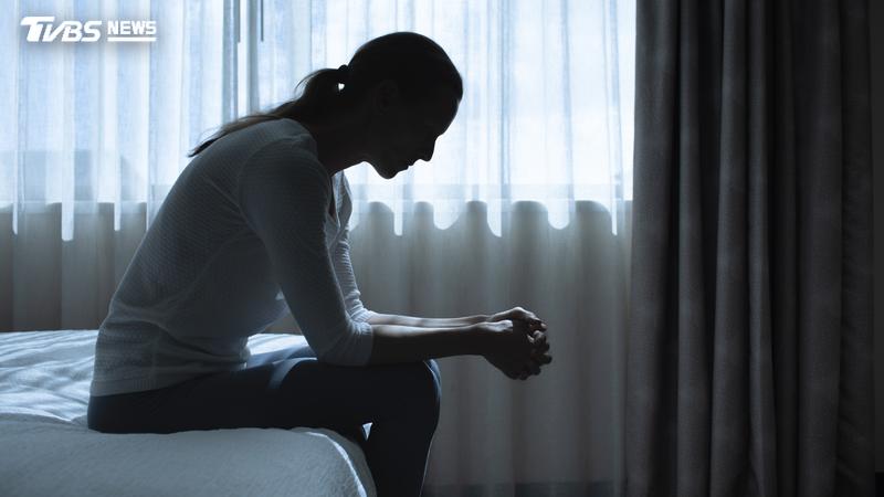 醫師分享,一名60多歲女子罹患憂鬱症多年,丈夫過世後心情明顯好轉。(示意圖,非當事人/Shutterstock達志影像)