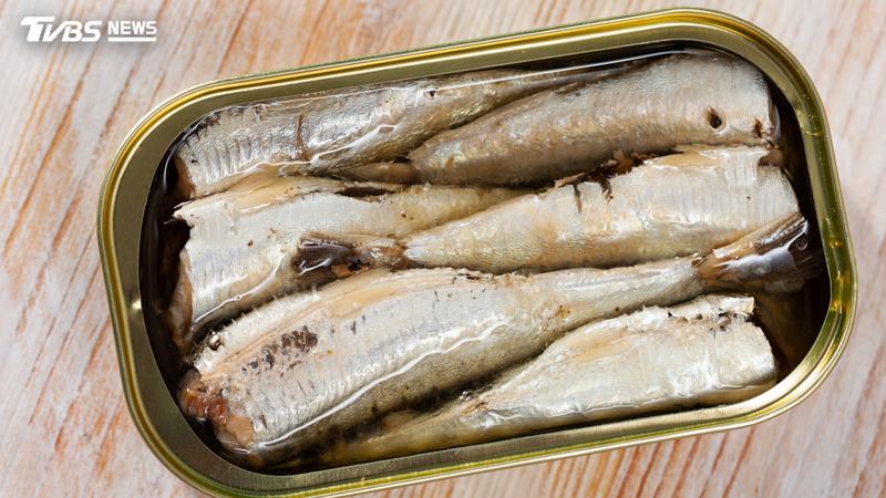 研究發現,每週吃共計200克的沙丁魚,有助於逆轉代謝問題。(圖/Shutterstock達志影像)