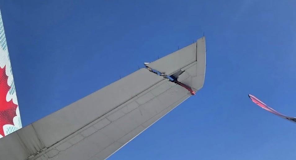 達美航空客機,在機坪滑行時與加拿大航空客機發生擦撞,導致達美客機翼尖當場撕裂並卡入加航尾翼。(圖/翻攝自X@Turbinetraveler)