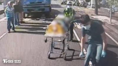 苗栗老翁過馬路慘遭大貨車猛撞倒地 身分不明命危救治中