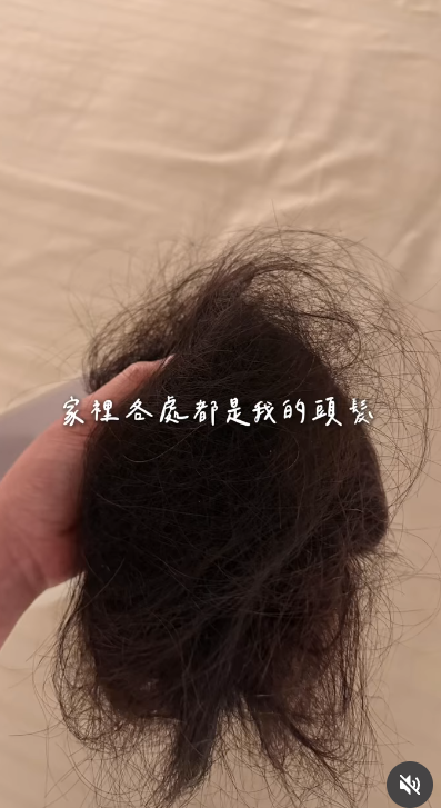 語謙透露,家裡隨處可見她的頭髮。(圖/翻攝自@cyc.85 IG)