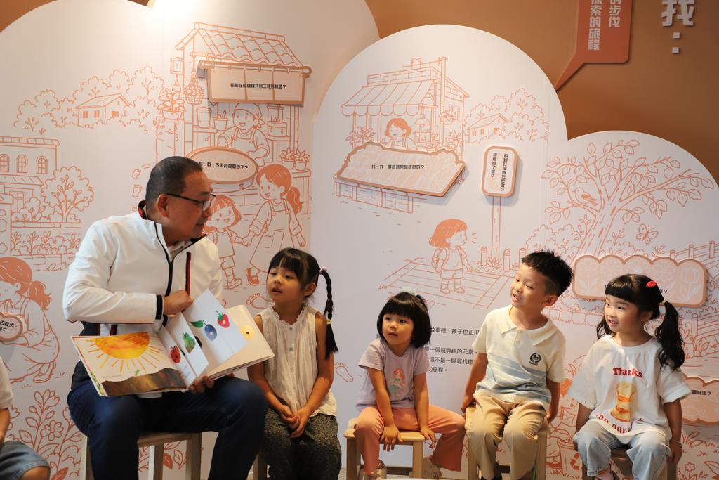 侯友宜市長與幼兒共讀大型繪本,從孩子視角感受學習樂趣。(圖/新北市政府提供)