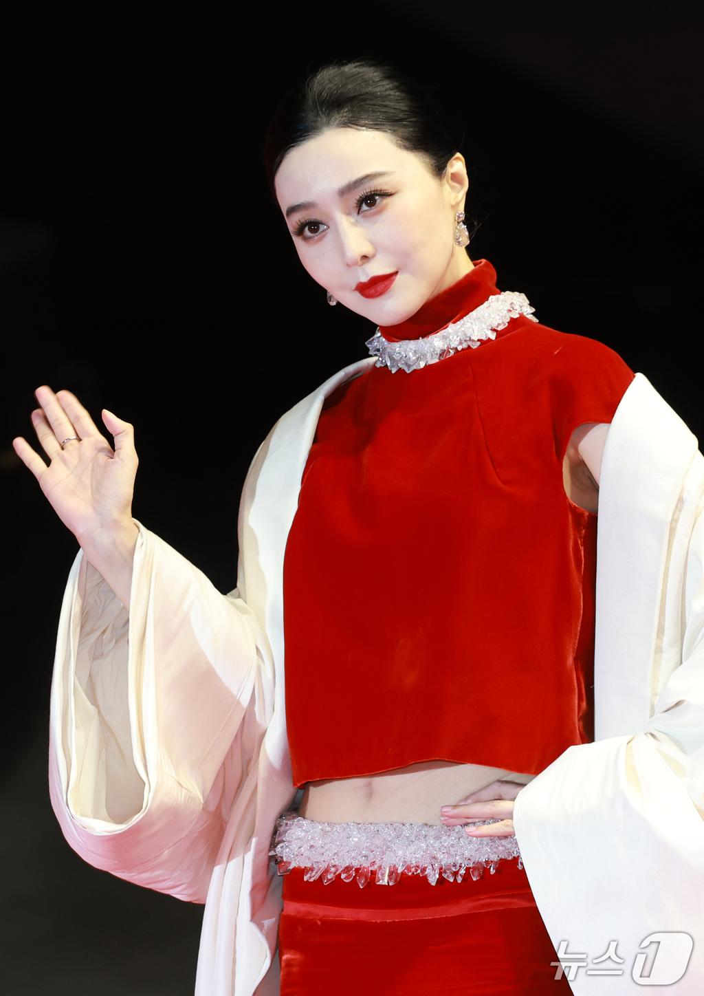 范冰冰一襲紅色禮服現身,獲封「大陸女神」。(圖/news1提供)