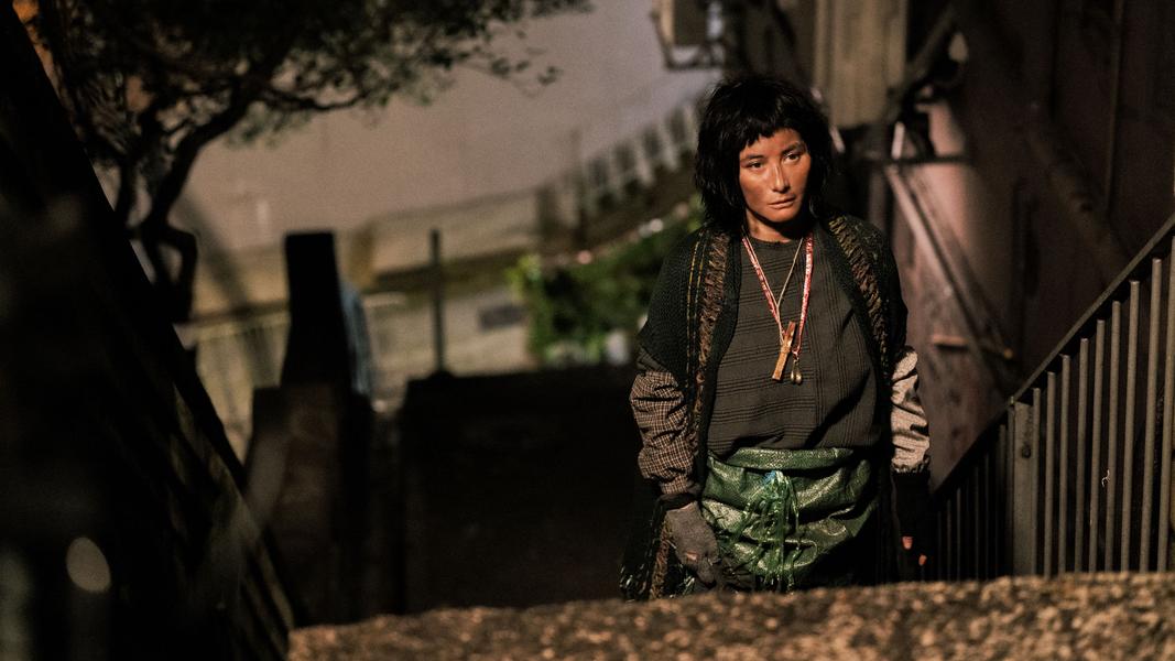何超儀在片中化身「拾荒法師」,相當考驗演技。(圖/提供 華映娛樂)