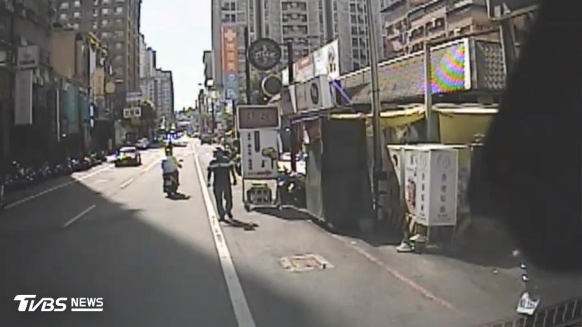 快訊/桃園燒臘店爆衝突!女持刀狠砍合夥人 男中3刀濺血送醫