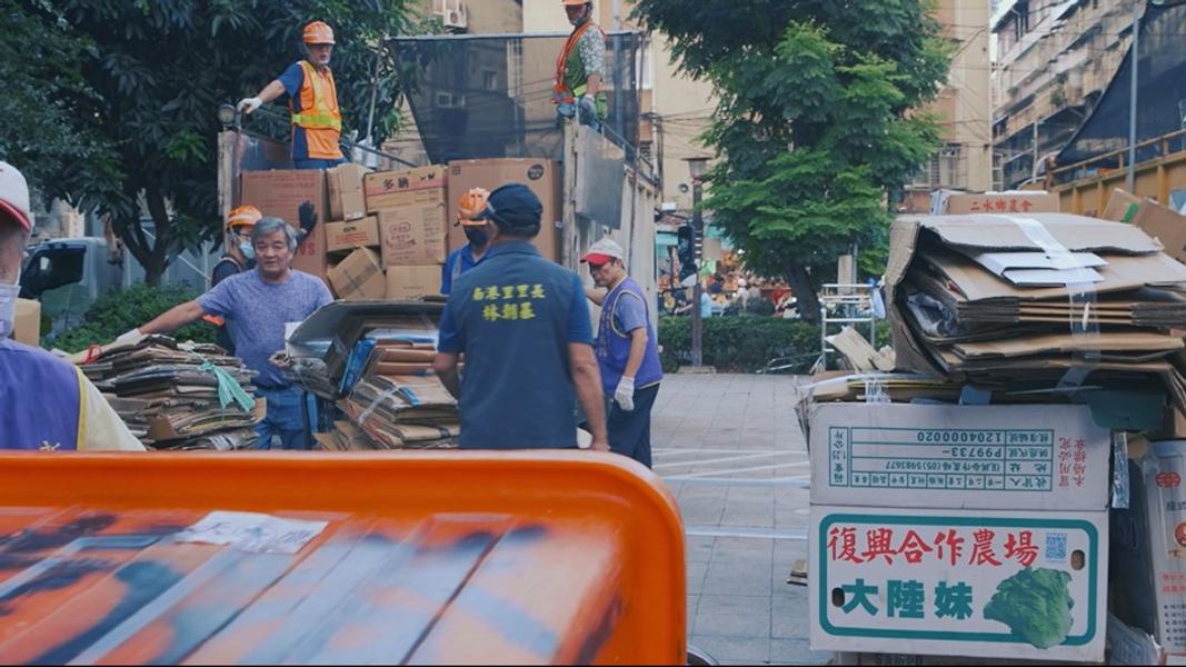 新莊南港里四維公園旁資源回收站,由里長與環保志工定期資源回收,變賣所得設立獎學金回饋民眾。(圖/新北市政府提供)