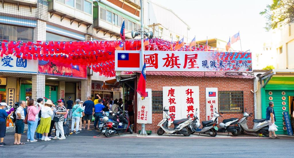 桃園「國旗達人」張老旺,已連續32年在國慶前夕掛起大片國旗。(圖/翻攝自桃園市政府官網)