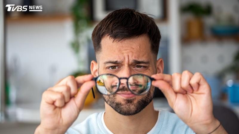 黃斑部病變近年來已超越白內障成為老年人失明的主因。(示意圖/Shutterstock達志影像)