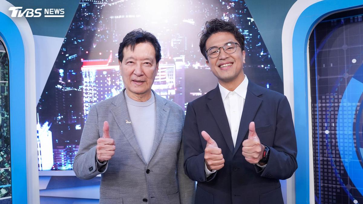 沈伯洋喜曬《少康戰情室》合照 趙少康親回:今天很帥氣