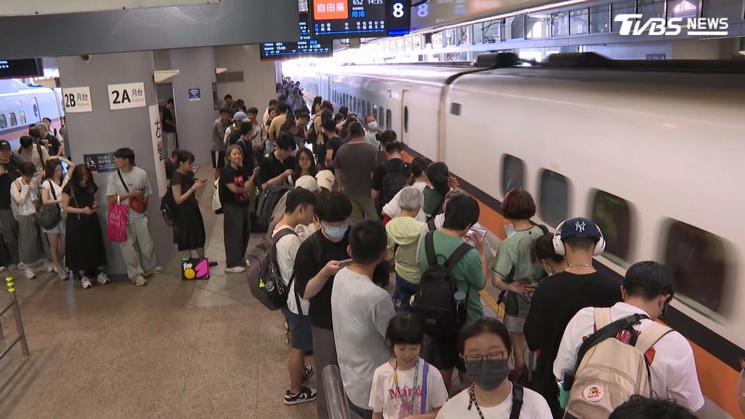 高鐵在連假前後的晚上交通尖峰時間,針對台北到台中每小時增加兩班全車的自由座列車,強化服務桃竹苗的乘客。(圖/TVBS)