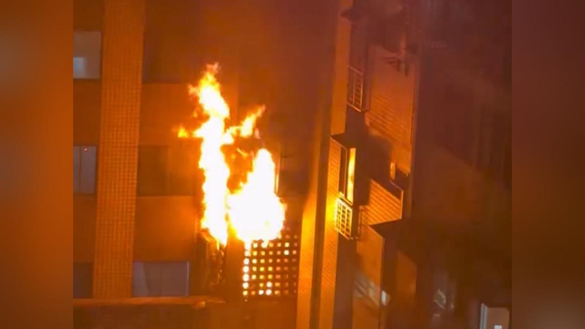 中和「飛駝國宅」深夜竄火!2樓廚房傳爆炸聲響 警消救出2人送醫