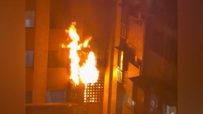 中和「飛駝國宅」深夜竄火!2樓廚房傳爆炸聲響 警消救出2人送醫