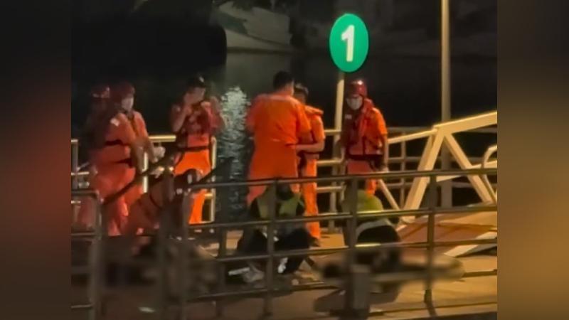 林姓姊妹被發現在水面上浮沉,警消合力將人救上岸邊,2人已失去呼吸心跳。(圖/jawlle391uj提供)