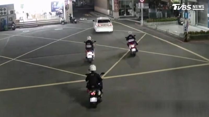 王男(白車)心虛拒檢加速逃逸,3警鳴笛尾隨。(圖/TVBS)