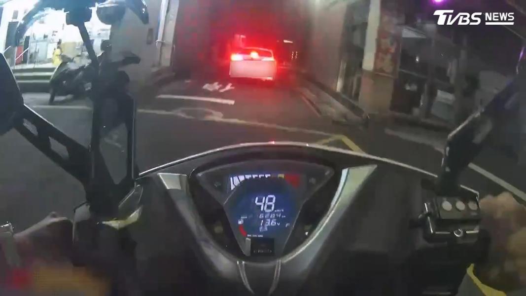警方沿路鳴笛尾隨。(圖/TVBS)