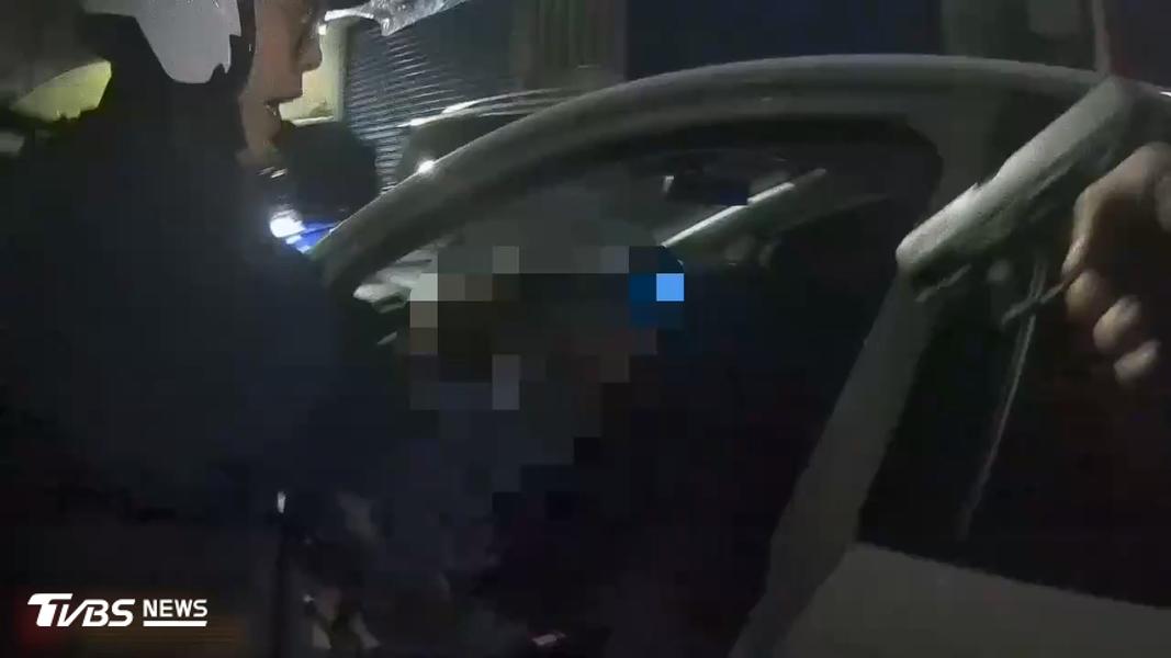 王男企圖再度倒車衝撞警方,現場員警立即掏槍示警強硬執法,順利將車上人員壓制逮捕。(圖/TVBS)