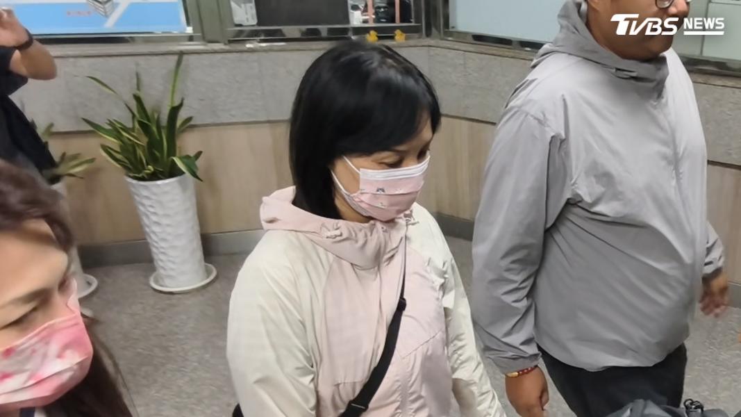 黃永昌妻子張淑玲(土城區廣興里里長)以50萬元交保候傳。(圖/陳冠宇攝)