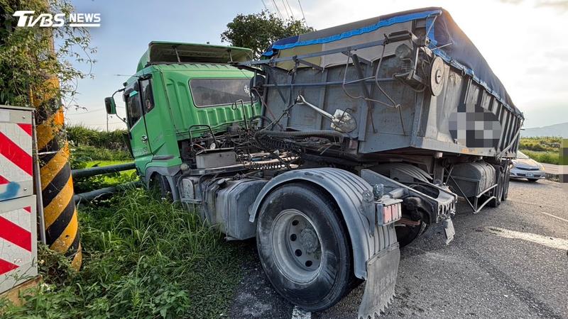 花蓮壽豐鄉2砂石車日前路口相撞,其中一位王姓駕駛酒測超標,辯稱朋友給酒「壓壓驚」(圖/TVBS)