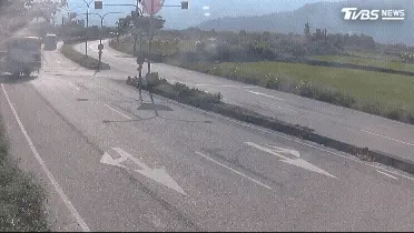 路口監視器拍到兩台砂石車猛撞。(圖/TVBS)