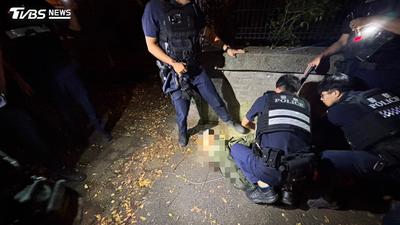 深夜帶刀上街吼叫!宜蘭男嚇壞路人 警方壓制搜出一排刀械