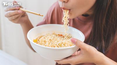 1泡麵台人從小吃到大「加蛋是靈魂」!破萬網友讚:根本泡麵王者