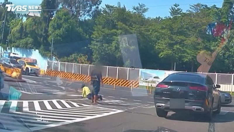 長庚醫院前爆衝突,周姓男駕駛不滿義交指揮,肉身衝撞害對方摔倒、手掌紅腫,警方隨後到場處理。(圖/翻攝Threads@xtiianng._.0714)
