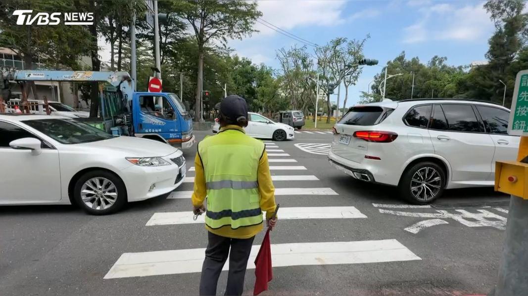 從停車場出來的民眾若剛好遇到救護車經過,就會被義交攔下,沒想到卻衍生成肢體衝突。(圖/TVBS)