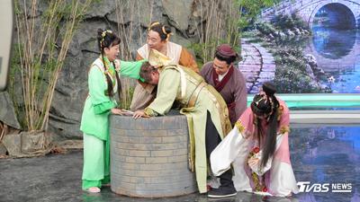 胡瓜錄影爆意外!拉扯女星當場「倒栽蔥」 罕爆氣飆吼:妳怎麼這麼大力