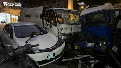 為閃一隻貓失控打滑!新店男連環撞對向車與路邊2車