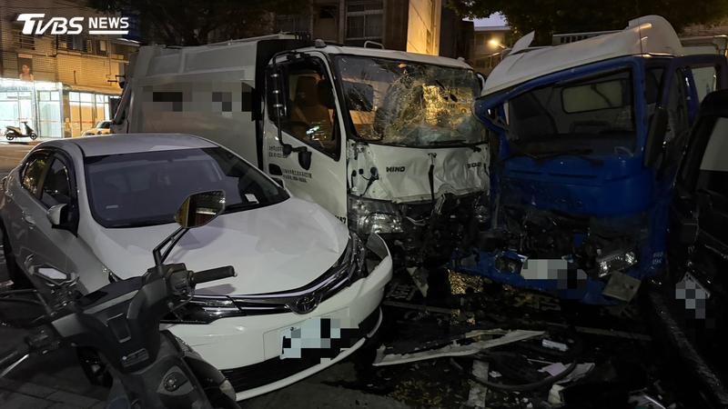 貨車駕駛為閃貓咪衝對向撞車。(圖/TVBS)