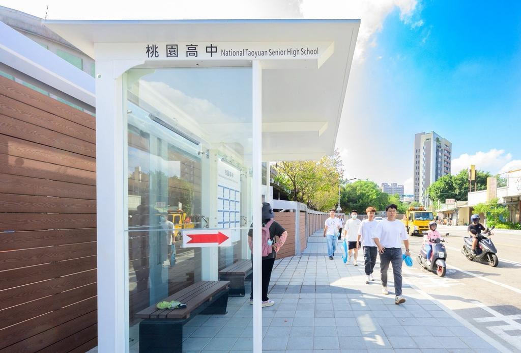 桃園高中通學廊道全長約1公里，改善人行道、候車亭、無障礙設施，到路口停等空間與交通動線，提升通行安全，更是連結虎頭山與市區公車的重要廊帶。（圖／桃園市政府新聞處））